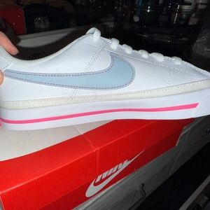 Kids Nike size 5 women’s 6.5